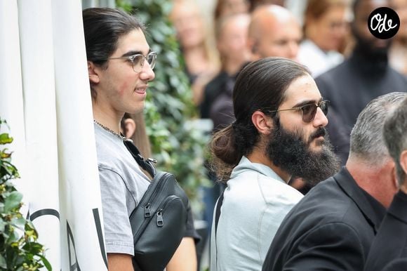 Elle est arrivée à Paris vendredi 28 août, avec ses jumeaux Nelson et Eddy, à quinze jours de son premier show.

Nelson Angelil et Eddy Angelil, les fils de Céline Dion arrivent à leur hôtel à Paris, vendredi 28 août 2026, alors que leur mère prévoit de donner une série de 16 concerts en France, après plus de six années loin de la scène.

© CYRIL MOREAU / BESTIMAGE