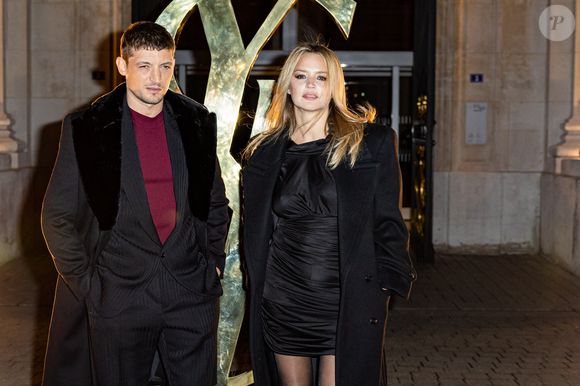 Niels Schneider et sa compagne Virginie Efira - Défilé Saint Laurent Homme Automne-Hiver 2023-2024 lors de la Fashion Week à Paris le 17 janvier 2022. © Olivier Borde/Bestimage