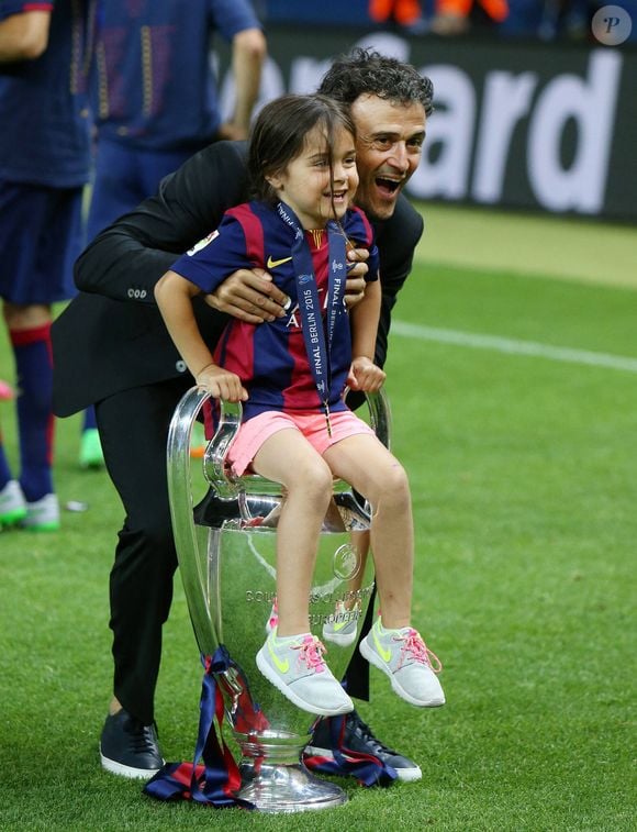 Luis Enrique, entraîneur du FC Barcelone, célèbre la victoire de son équipe en finale de la Ligue des champions de l'UEFA avec sa fille Xana Martinez après le match opposant la Juventus au FC Barcelone à l'Olympiastadion de Berlin, en Allemagne. © Imago/PsnewZ/Bestimage