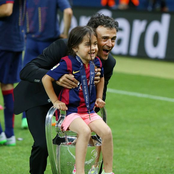 Luis Enrique, entraîneur du FC Barcelone, célèbre la victoire de son équipe en finale de la Ligue des champions de l'UEFA avec sa fille Xana Martinez après le match opposant la Juventus au FC Barcelone à l'Olympiastadion de Berlin, en Allemagne. © Imago/PsnewZ/Bestimage