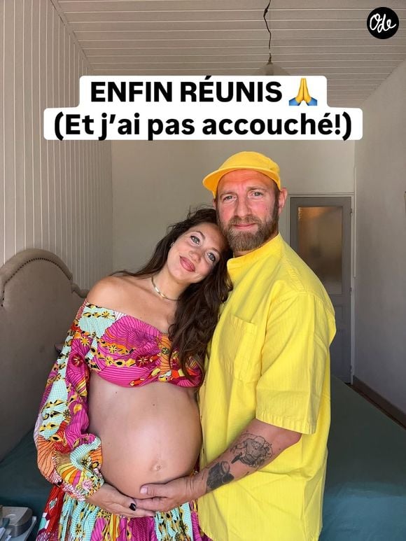 Louise Chabat, enceinte, et son compagnon Julien en vacances avec leur fils Néo en Corse