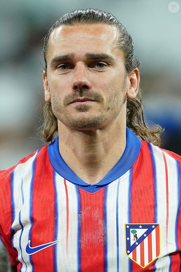 Il s'agit du célèbre footballeur Antoine Griezmann

Le Real Madrid vainqueur face à l'Atletico Madrid (2 - 1) lors de la Ligue des Champions, le 4 mars 2025. 
© Alterphotos / PsnewZ / Bestimage