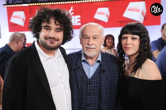 Exclusif - Francis Perrin avec ses enfants, louis Perrin et Jeanne Perrin lors de l'enregistrement de l'émission Vivement dimanche édition spéciale intitulée 'Sagas familiales' au studio Rive gauche, présentée par M.Drucker et diffusée le 27 septembre sur France 3, à Paris, France, le 22 septembre 2026. © Guillaume Gaffiot/Bestimage