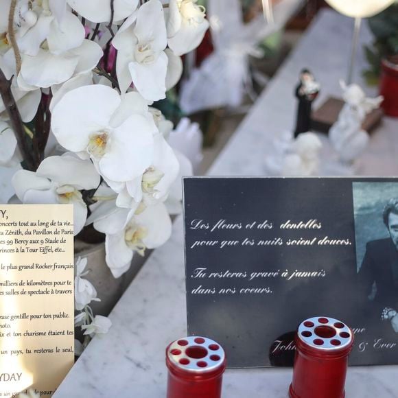 Illustrations de la tombe de Johnny Hallyday au cimetière marin de Lorient à Saint-Barthélemy le 14 avril 2018. Elle est toujours aussi fleurie et recouverte de messages touchants de la part d'admirateurs et de proches. 
Laeticia Hallyday et ses filles Jade et Joy arrivent à Saint Barth pour les vacances de Pâques pour se ressourcer, loin des affaires concernant l'héritage, et se recueillir dans le calme et la sérénité seulement 4 mois après l'inhumation.