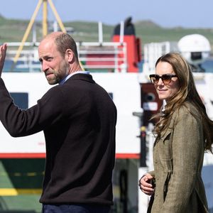 Aujourd'hui, ils ont pris le ferry

Le prince William et Kate Middleton, connus sous le nom de duc et duchesse de Rothesay lorsqu'ils sont en Écosse, rencontrent les responsables du service public de ferry ainsi que les membres de la communauté qui l'utilisent avant de prendre le ferry pour traverser l'eau jusqu'à l'île d'Iona, le dernier jour de la visite royale sur l'île de Mull, au Royaume-Uni, le 30 avril 2025. Photo par Doug Peters/EMPICS Entertainment/PA Wire/ABACAPRESS.COM
