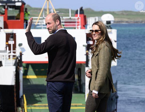 Aujourd'hui, ils ont pris le ferry

Le prince William et Kate Middleton, connus sous le nom de duc et duchesse de Rothesay lorsqu'ils sont en Écosse, rencontrent les responsables du service public de ferry ainsi que les membres de la communauté qui l'utilisent avant de prendre le ferry pour traverser l'eau jusqu'à l'île d'Iona, le dernier jour de la visite royale sur l'île de Mull, au Royaume-Uni, le 30 avril 2025. Photo par Doug Peters/EMPICS Entertainment/PA Wire/ABACAPRESS.COM