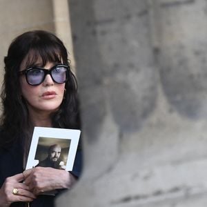 Isabelle Adjani - Personnalités aux obsèques de Jean-Paul Rappeneau en l’église Saint-Sulpice à Paris le 10 septembre 2026 ©Agence/Bestimage