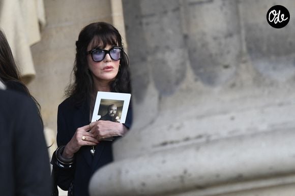 Isabelle Adjani - Personnalités aux obsèques de Jean-Paul Rappeneau en l’église Saint-Sulpice à Paris le 10 septembre 2026 ©Agence/Bestimage