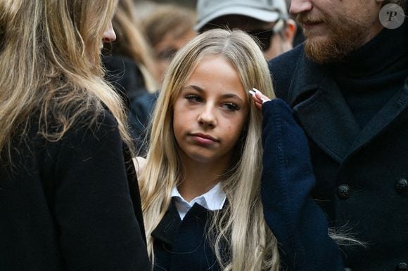 Une belle étape pour l’adolescente, qui retrouve le sourire après le retour de son père.

Giulia Sarkozy - Le clan Sarkozy à la sortie du domicile de Nicolas Sarkozy domicile parisien avant son incarcération à la prison de La Santé à Paris, France, le 21 octobre 2025. 

© Bestimage