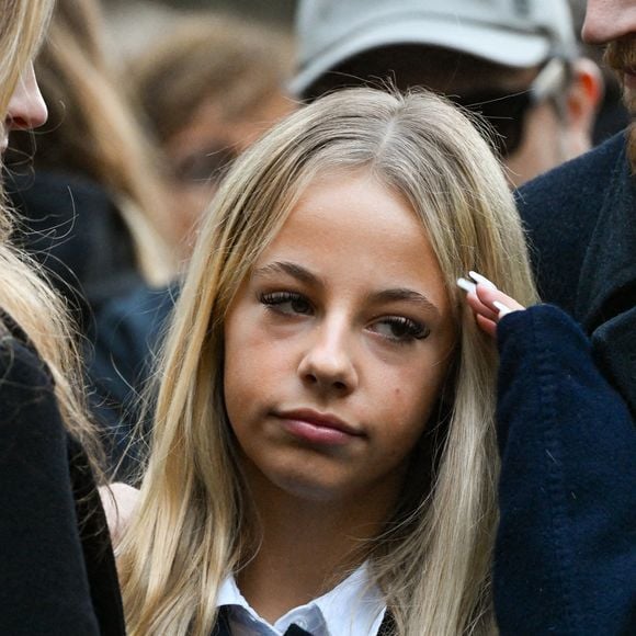 Une belle étape pour l’adolescente, qui retrouve le sourire après le retour de son père.

Giulia Sarkozy - Le clan Sarkozy à la sortie du domicile de Nicolas Sarkozy domicile parisien avant son incarcération à la prison de La Santé à Paris, France, le 21 octobre 2025. 

© Bestimage