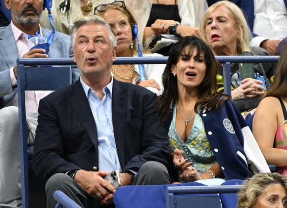 Flushing Meadows, New York  Novak Djokovic a affronté le talentueux Learner Tien au stade Louis Armstrong de l'USTA Billie Jean King National Tennis Center à Flushing, dans le Queens sous les yeux d'Alec Baldwin et Hilaria Baldwin. (Backgrid USA / Bestimage)