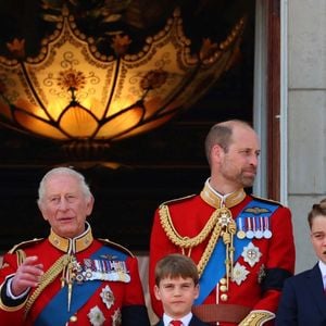 Comme chaque année, les membres de la famille royale d'Angleterre ont assisté à la grande parade militaire.

Le roi Charles III d'Angleterre et Camilla Parker Bowles, le prince William, prince de Galles, le prince Louis de Galles, le prince George de Galles, Kate Middleton, la princesse Charlotte de Galles lors de la cérémonie Trooping the Colour à Londres, le 14 juin 2025. 

Photo : Goff Inf / Bestimage