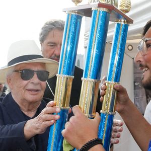 Exclusif - Michel Sardou remet le trophée au vainqueur - Michel Sardou rend hommage à son père en famille lors du premier trophée de pétanque "Fernand Sardou" à Bormes-les-Mimosas le 29 mai 2026. 

© Franz Chavaroche / Bestimage
