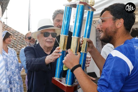 Exclusif - Michel Sardou remet le trophée au vainqueur - Michel Sardou rend hommage à son père en famille lors du premier trophée de pétanque "Fernand Sardou" à Bormes-les-Mimosas le 29 mai 2026. 

© Franz Chavaroche / Bestimage
