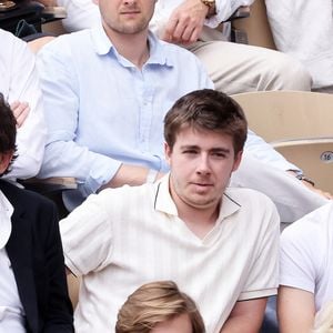 Patrick Bruel et ses fils Oscar et Léon dans les tribunes lors des Internationaux de France de Tennis de Roland Garros 2025. Paris, le 1er Juin 2025. © Dominique Jacovides/Bestimage