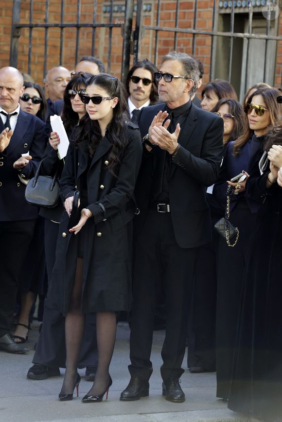 Un ami recevait même des photos quotidiennes du chantier de sa part.

Cylia Chasman, fille de la défunte, et son père Steven Chasman - Sortie des obsèques de Nadia Farès en l'église Saint-Jean-de-Montmartre à Paris, le 24 avril 2026. N.Farès est décédée le 17 avril 2026 quelques jours après un "incident cardiaque" survenu le 12 avril 2026 dans la piscine du complexe sportif, Blanche (9ème).
Dominique Jacovides - Olivier Borde / Bestimage