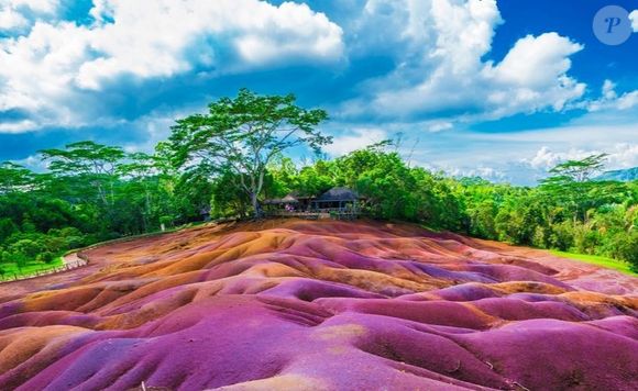 Les fameuses dunes de sable coloré de la Terre des Sept couleurs, dans le Chamarel 7 Coloured Earth Geopark. - © Dorianm / 123RF
