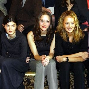 Quelques jours après la disparition de son ex, Marion Cotillard donnait le change au déjeuner des César.
Isabelle Nanty, Audrey Tautou, Marion Cotillard, Hélène de Fougerolles et Rachida Brakni – Déjeuner des nommés aux César 2002 au Fouquet’s, Paris, le 16 février 2002
Photographe : Agence / Bestimage