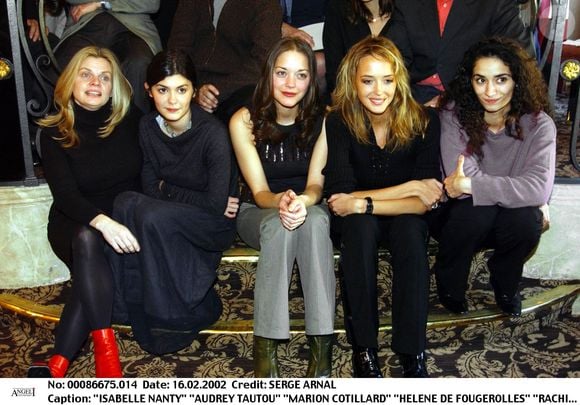 Quelques jours après la disparition de son ex, Marion Cotillard donnait le change au déjeuner des César.

Isabelle Nanty, Audrey Tautou, Marion Cotillard, Hélène de Fougerolles et Rachida Brakni – Déjeuner des nommés aux César 2002 au Fouquet’s, Paris, le 16 février 2002 
Photographe : Agence / Bestimage