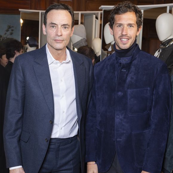 "La vieille je la prends en laisse parce qu'il faut la motiver un peu quand il fait trop froid, elle a pas envie de sortir".

Victor Belmondo, nouvel ambassadeur de Berluti, Anthony Delon - Photocall pour les 130 ans de Berluti lors de la fashion week à Paris le 22 janvier 2025. © Olivier Borde /Bestimage