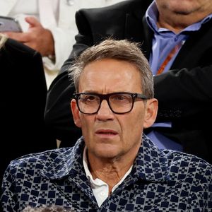 Julien Courbet dans les tribunes lors des Internationaux de France de Tennis de Roland Garros 2025, à Paris, France, le 27 mai 2025. © Jacovides-Moreau/Bestimage