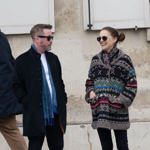 Pour ponctuer leur escapade, le duo a choisi l'atmosphère feutrée du Steam Bar, une adresse prisée située au 2 Rue du Sabot, dans le 6ème arrondissement. 

Exclusif - Macaulay Culkin et Natalie Portman sont allés déjeuner au Steam Bar (un restaurant asiatique) puis faire une balade à Paris lors de la Fashion Week de Paris (PFW) le 6 mars 2026. AGENCE / BESTIMAGE