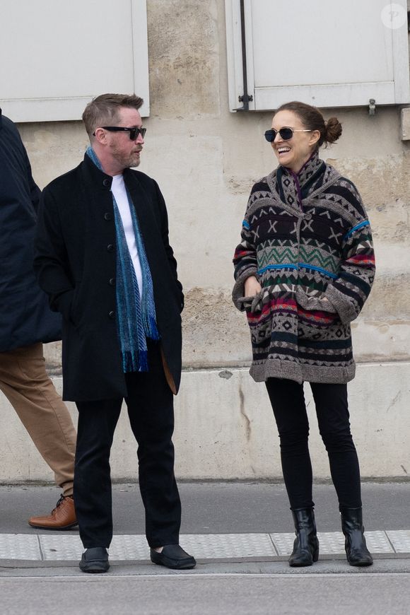Pour ponctuer leur escapade, le duo a choisi l'atmosphère feutrée du Steam Bar, une adresse prisée située au 2 Rue du Sabot, dans le 6ème arrondissement. 

Exclusif - Macaulay Culkin et Natalie Portman sont allés déjeuner au Steam Bar (un restaurant asiatique) puis faire une balade à Paris lors de la Fashion Week de Paris (PFW) le 6 mars 2026. AGENCE / BESTIMAGE