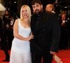 mais c'est le duo formé par Artus et Kim Higelin qui a volé la vedette sur le tapis rouge. 

Artus et sa compagne Kim Higelin - Montée des marches du film "Jim Queen" lors du 79ème Festival International du Film de Cannes le 18 mai 2026.

© Moreau / Jacovides / Bestimage