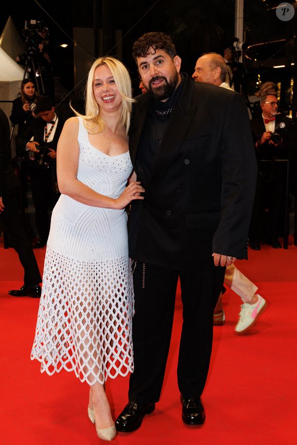 mais c'est le duo formé par Artus et Kim Higelin qui a volé la vedette sur le tapis rouge. 

Artus et sa compagne Kim Higelin - Montée des marches du film "Jim Queen" lors du 79ème Festival International du Film de Cannes le 18 mai 2026.

© Moreau / Jacovides / Bestimage