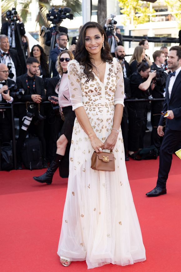 Elle revient aussi sur certaines frustrations passées et ses expériences dans le concours.

 Cindy Fabre (Robe Christophe Guillarmé) - Montée des marches du film " Emilia Perez " lors du 77ème Festival International du Film de Cannes, au Palais des Festivals à Cannes. Le 18 mai 2024
© Jacovides-Moreau / Bestimage