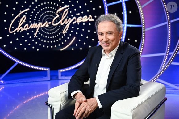 "On va s'absenter pendant quelques dimanches car c'est l'époque des grandes classiques de vélo, Paris - Roubaix, Liège-Bastogne-Liège", a précisé l'animateur 

Exclusif - Michel Drucker lors de l'enregistrement de l'émission "Il était une fois "Champs-Elysées" au studio Gabriel, diffusée sur France 3 les 21 et 28 Décembre 2022. Paris. Le 5 décembre 2022. © Guillaume Gaffiot / Bestimage