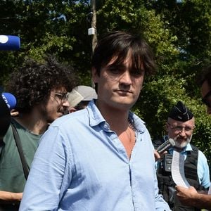 Anthony Delon et son demi-frère Alain-Fabien découvrent les hommages devant les grilles de la propriété de Douchy, quelques heures avant les obsèques de leur père, A.Delon, le 24 août 2024. © Agence / Bestimage