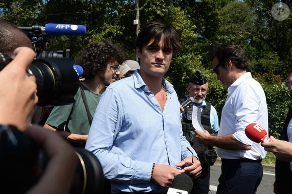 Anthony Delon et son demi-frère Alain-Fabien découvrent les hommages devant les grilles de la propriété de Douchy, quelques heures avant les obsèques de leur père, A.Delon, le 24 août 2024. © Agence / Bestimage