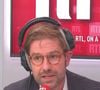 Thermomètre, tire-tique, pansements et sérum physiologique font aussi partie des essentiels.

Gérald Kierzek, médecin urgentiste habitué à intervenir dans les médias. Ici sur RTL.