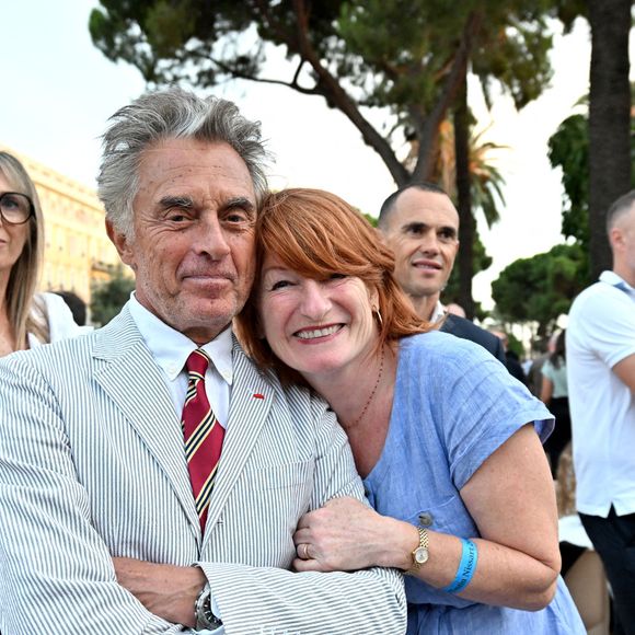 Gérard Holtz est connu comme journaliste sportif.

Gérard Holtz et sa femme, Muriel Mayette-Holtz, la directrice du Théâtre National de Nice, - Christian Estrosi, le maire de Nice, avec sa femme, Laura Tenoudji Estrosi et ses invités d'honneur Renaud Muselier, le président de la région PACA, et Denise Fabre, a orchestré "Lou Festin Nissart", un diner amical et convivial autour du maire, au jardin Albert Premier sur la Coulée Verte à Nice, le 28 août 2025. © Bruno Bebert/Bestimage