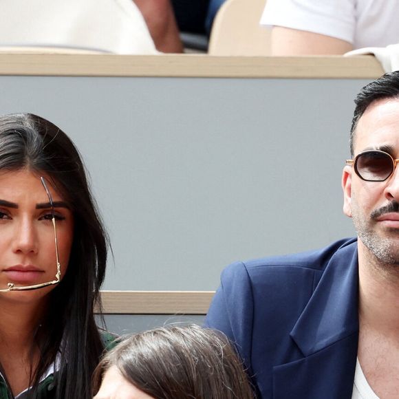 Adil Rami et sa compagne Louana Franco dans les tribunes lors des Internationaux de France de Tennis de Roland Garros 2025. Paris, le 1er Juin 2025. © Dominique Jacovides/Bestimage