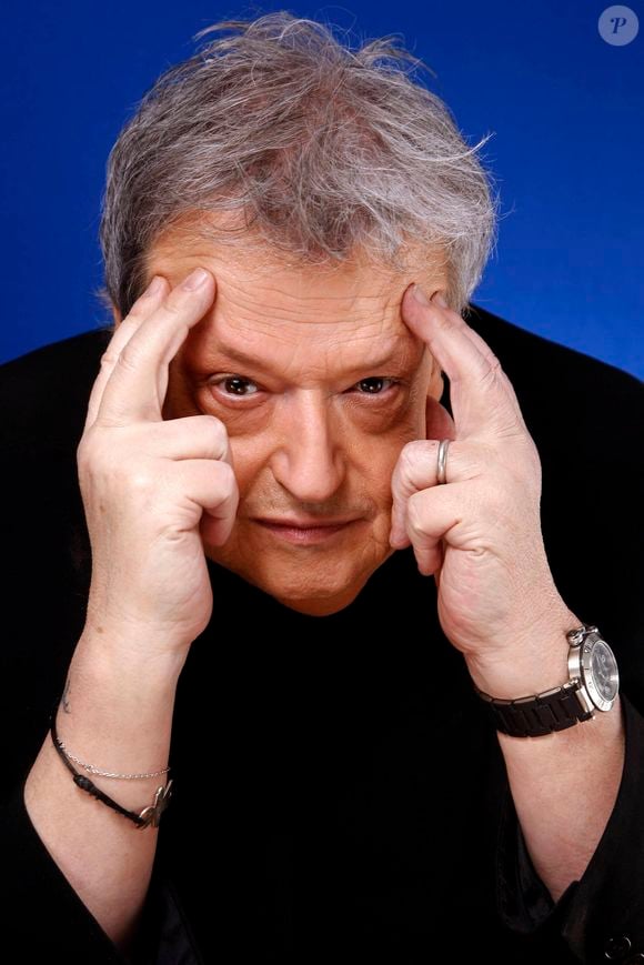 Guy Carlier posant lors d'une séance de portrait à Paris, France, en avril 2011. Photo par VIM/ABACAPRESS.COM