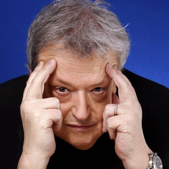 Guy Carlier posant lors d'une séance de portrait à Paris, France, en avril 2011. Photo par VIM/ABACAPRESS.COM