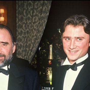 Claude Brasseur et son fils Alexandre Brasseur lors de la cérémonie des César à Paris, en 1993.
© Bestimage