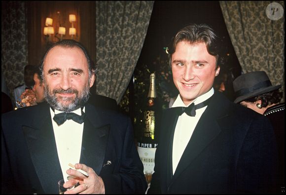 Claude Brasseur et son fils Alexandre Brasseur lors de la cérémonie des César à Paris, en 1993.
© Bestimage