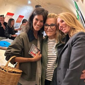 Sheila, ravie de cette visite inattendue, a partagé sur Instagram une photo où elle pose avec les deux actrices, la benjamine tenant fièrement un CD de l’artiste...

Photo Instagram de Suzanne Lindon, Sheila et Sandrine Kiberlain.