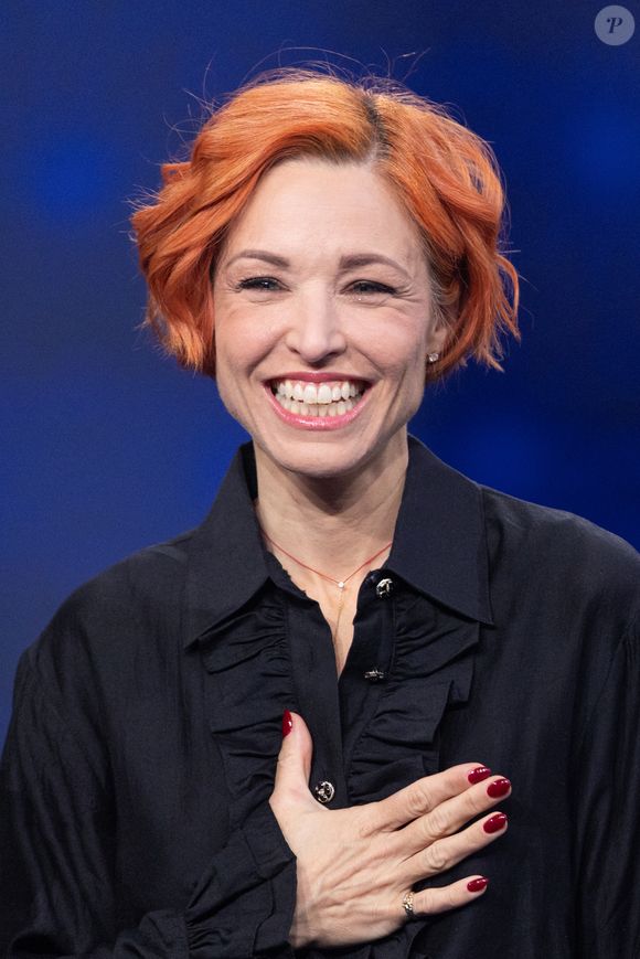 "J’ai le plaisir de vous informer que vous avez acquis la nationalité française depuis le 12/05/2026", peut-on lire sur le message reçu par la chanteuse depuis le site officiel du gouvernement. 

Exclusif - Natasha St Pier pour les surprises lors de l'enregistrement de l'émission "La Boîte à secrets", présentée par F.Bollaert et diffusée le 23 janvier sur France 3, dans les studios du Lendit à Saint-Denis, France, le 16 décembre 2025. © Cyril Moreau/Bestimage