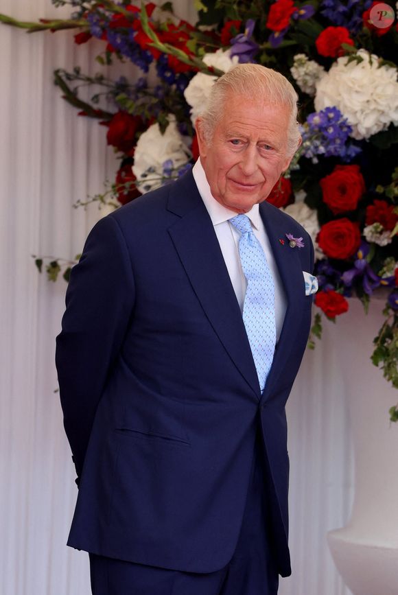 Une semaine vous coûtera 6500 euros

Le roi Charles III d'Angleterre, Camilla Parker Bowles, reine consort d'Angleterre, le prince William, prince de Galles, et Catherine (Kate) Middleton, princesse de Galles, accueillent le couple présidentiel français le président Emmanuel Macron et sa femme la Première Dame Brigitte Macron sur Datchet road à Windsor, Royaume Uni, le 8 juillet 2025. À l'invitation de Leurs Majestés le roi et la reined'Angleterre, le président français et sa femme effectueront une visite d'État au Royaume-Uni du 8 au 10 juillet 2025. Le président et la Première Dame se rendent au Royaume-Uni pour la première fois en visite d'État française depuis 17 ans. Ils séjourneront au château de Windsor, accueillis par le roi et la reine d'Angleterre, et un banquet y sera organisé en leur honneur. Les Macron visiteront l'Imperial College, et le président s'adressera au Parlement pendant son séjour. © Dominique Jacovides/Bestimage