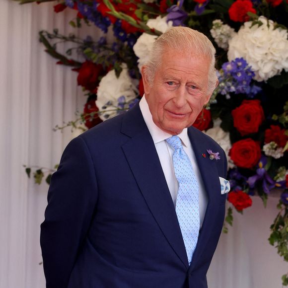Une semaine vous coûtera 6500 euros

Le roi Charles III d'Angleterre, Camilla Parker Bowles, reine consort d'Angleterre, le prince William, prince de Galles, et Catherine (Kate) Middleton, princesse de Galles, accueillent le couple présidentiel français le président Emmanuel Macron et sa femme la Première Dame Brigitte Macron sur Datchet road à Windsor, Royaume Uni, le 8 juillet 2025. À l'invitation de Leurs Majestés le roi et la reined'Angleterre, le président français et sa femme effectueront une visite d'État au Royaume-Uni du 8 au 10 juillet 2025. Le président et la Première Dame se rendent au Royaume-Uni pour la première fois en visite d'État française depuis 17 ans. Ils séjourneront au château de Windsor, accueillis par le roi et la reine d'Angleterre, et un banquet y sera organisé en leur honneur. Les Macron visiteront l'Imperial College, et le président s'adressera au Parlement pendant son séjour. © Dominique Jacovides/Bestimage