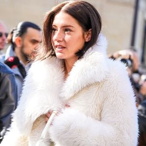 "C'était l'idée des producteurs", a-t-elle confié, ajoutant que ces derniers voulaient l'appeler "Exar".

Adele Exarchopoulos attends the Courrèges Womenswear Fall/Winter 2025-2026 show as part of Paris Fashion Week on March 05, 2025 in Paris, France. © Photo by Lucia Sabatelli