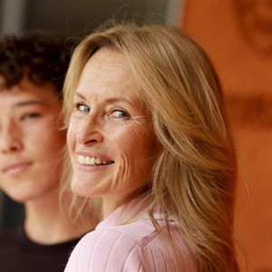 Estelle Lefébure et son fils Giulano Ramette au photocall du village lors des Internationaux de France de Tennis de Roland Garros 2026, à Paris, France, le 29 mai 2026. © Dominique Jacovides/Bestimage