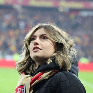 Marine (Star Academy 2024) chante "Les Corons" en hommage à Pierre Bachelet, pour le 20ème anniversaire de sa mort, lors du match de Ligue 1 McDonald's "Lens - Strasbourg (0-2)" au stade Bollaert-Delelis, le 16 février 2025.