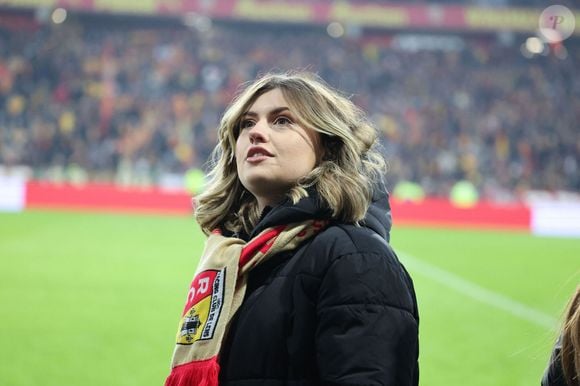 Marine (Star Academy 2024) chante "Les Corons" en hommage à Pierre Bachelet, pour le 20ème anniversaire de sa mort, lors du match de Ligue 1 McDonald's "Lens - Strasbourg (0-2)" au stade Bollaert-Delelis, le 16 février 2025.