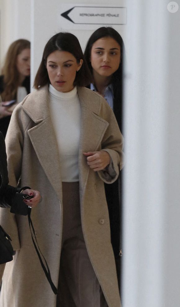 Iris Mittenaere et sa soeur Manon Mittenaere - Procès de Bruno Pelat, ex-compagnon d'Iris Mittenaere, jugé en comparution immédiate pour violences conjugales devant le tribunal de Paris, le 6 novembre 2024
© Christophe Clovis / Bestimage