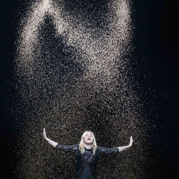 Après plusieurs semaines de préparation particulièrement intenses, l'artiste a défendu - en mai - les couleurs de la France lors de la 69ème édition de l'Eurovision organisée en Suisse.

15 mai 2025, Bâle, Suisse : Louane - représentant la France se produit en direct lors de la 2ème demi-finale du 69ème Concours Eurovision de la Chanson qui s'est tenue à la St. Jakobshalle le 13 mai 2025, à Bâle, Suisse. (© Baden Roth/ZUMA Press Wire)